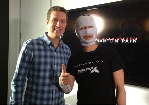 geoff keighley posing with hideo kojima in his "joakim mogren" burn victim mask