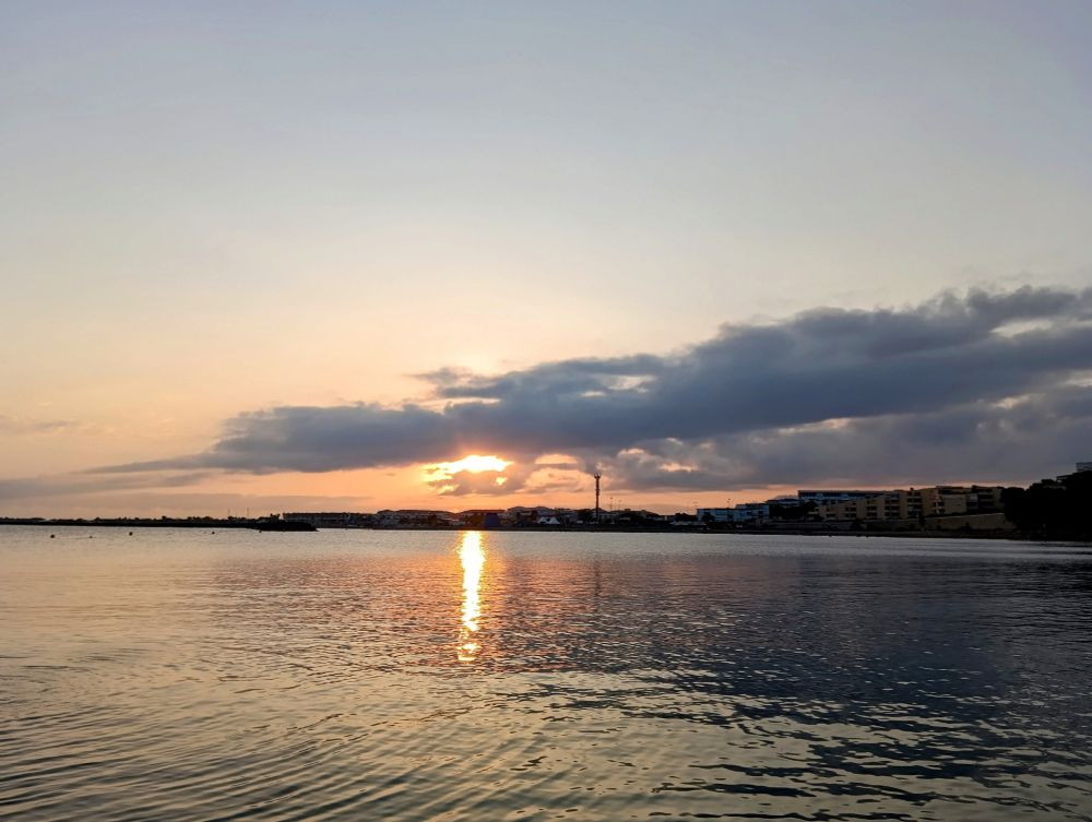 Coucher de soleil plage du Lazaret à Sète, reflets dorés sur la Méditerranée 