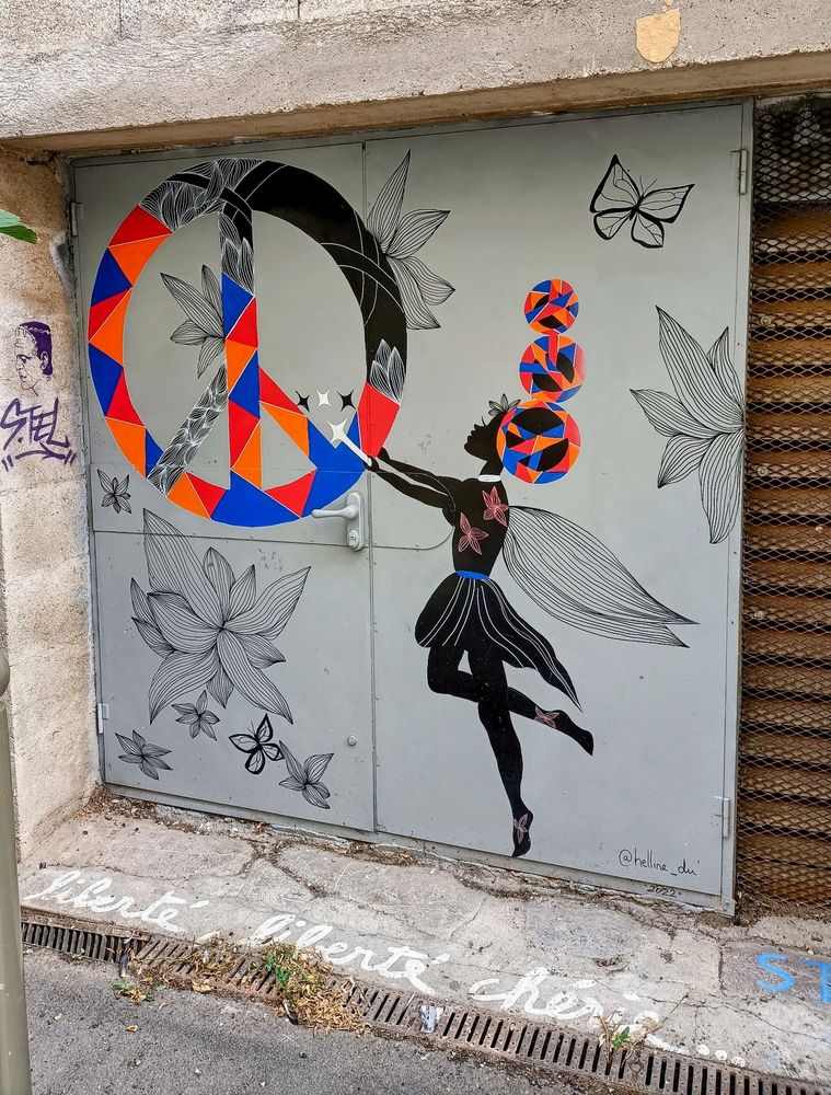 Street Art fée avec des ailes et rond peace  and love rue de Tunis à Sète 