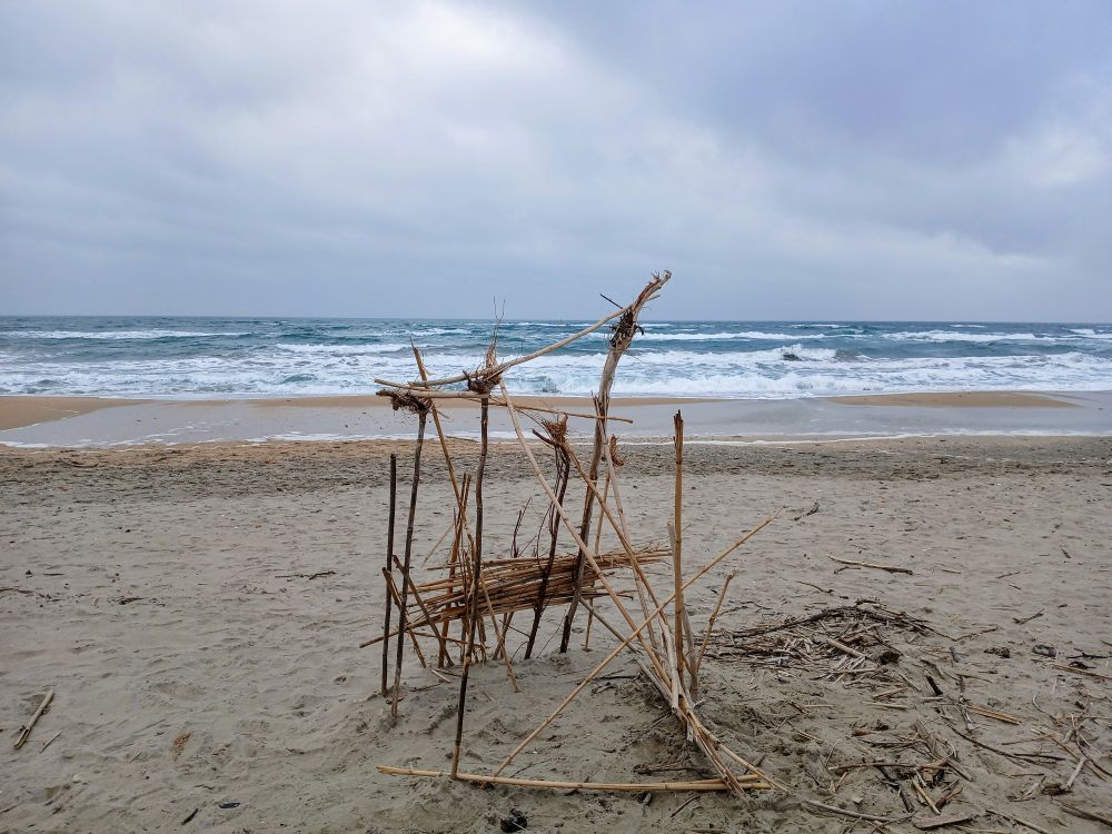 Petite cabane en bambou devant la Méditerranée sur la plage près de Sète 