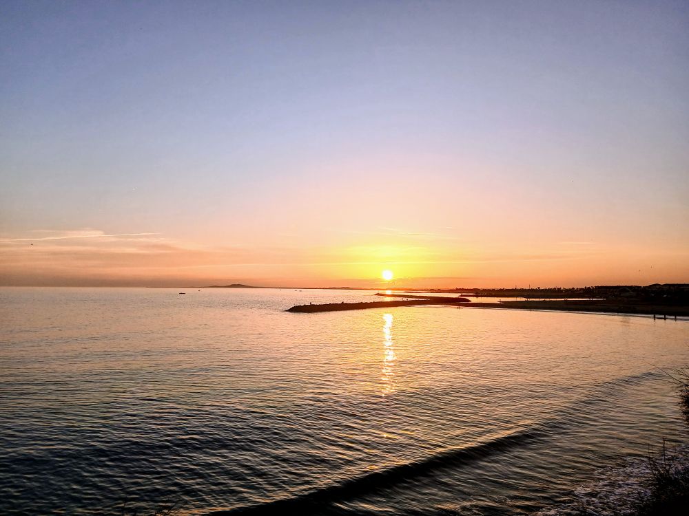 Coucher de soleil doré sur la plage du Lazaret à Sète 