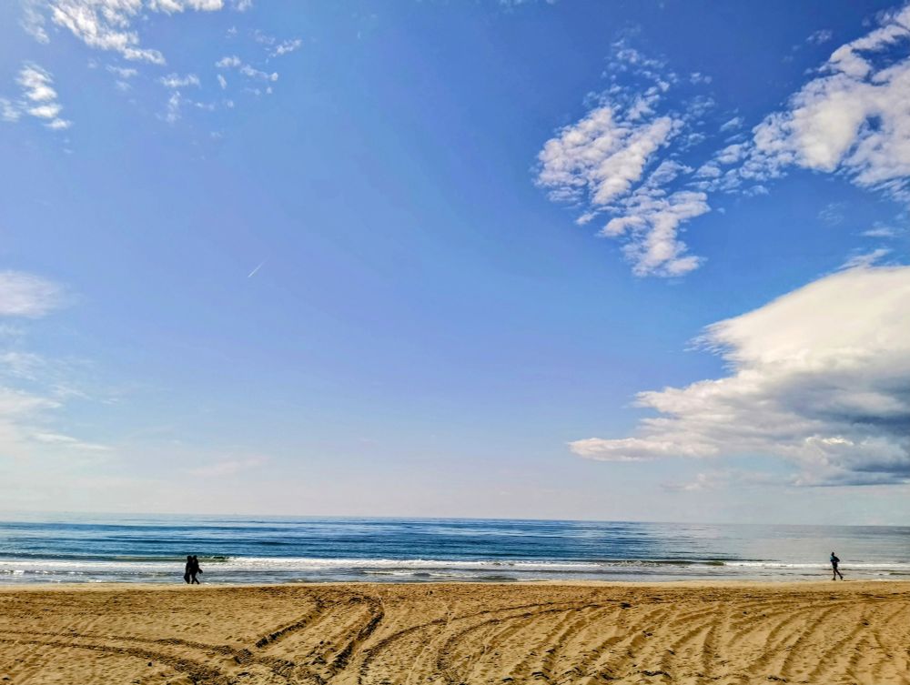 Traces sur le sable et nuages sur la Méditerranée à Sète 