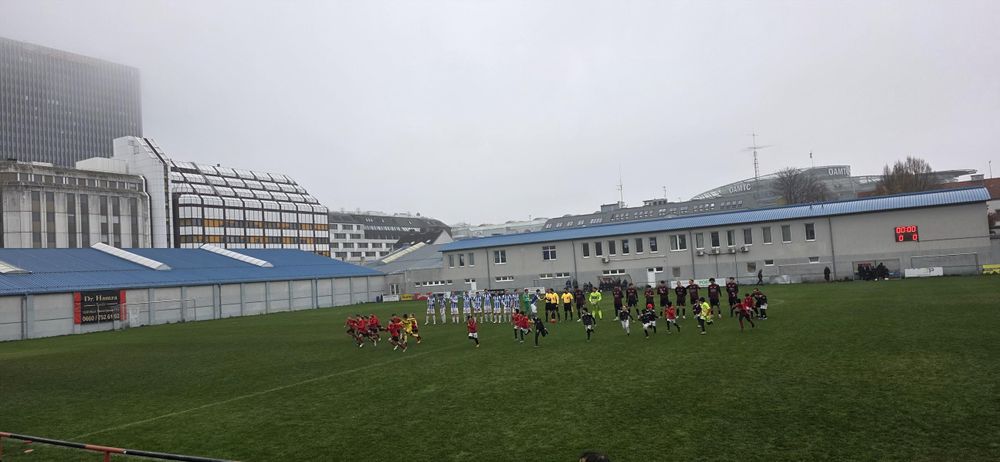 Spieler stehen in einer Linie am.Feld