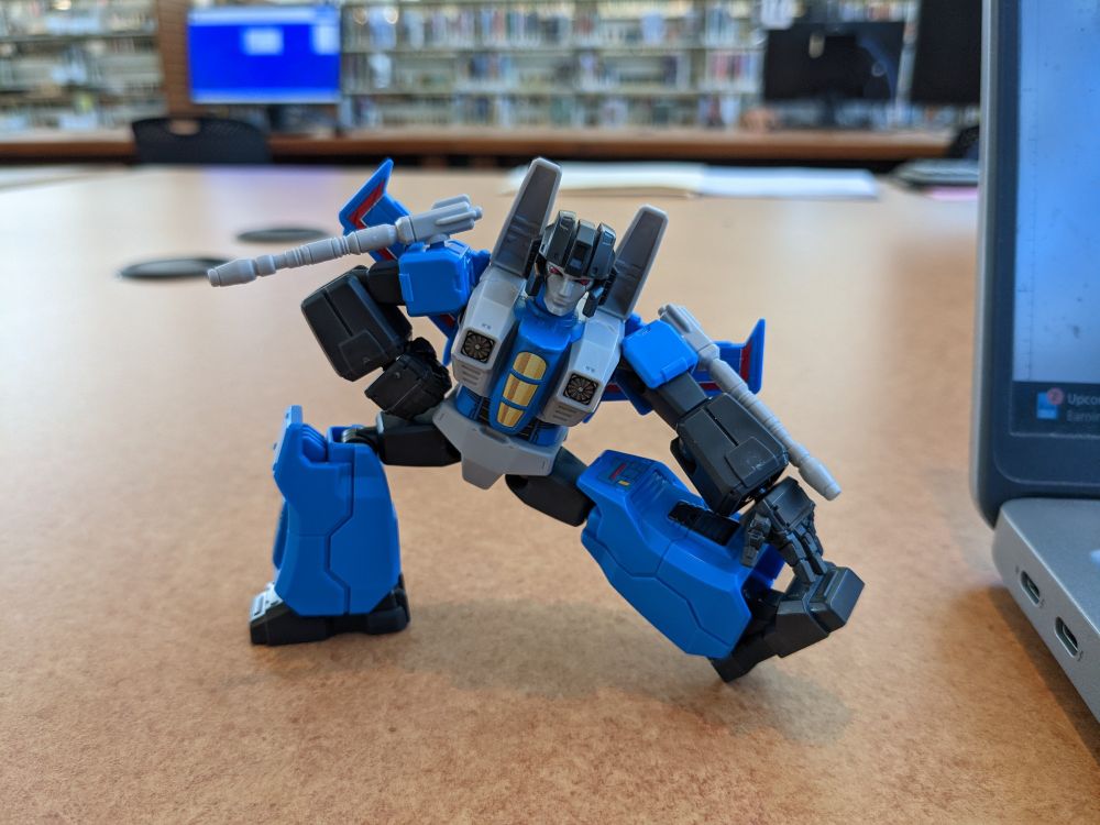 A picture of Thundercracker posed like they are stretching.