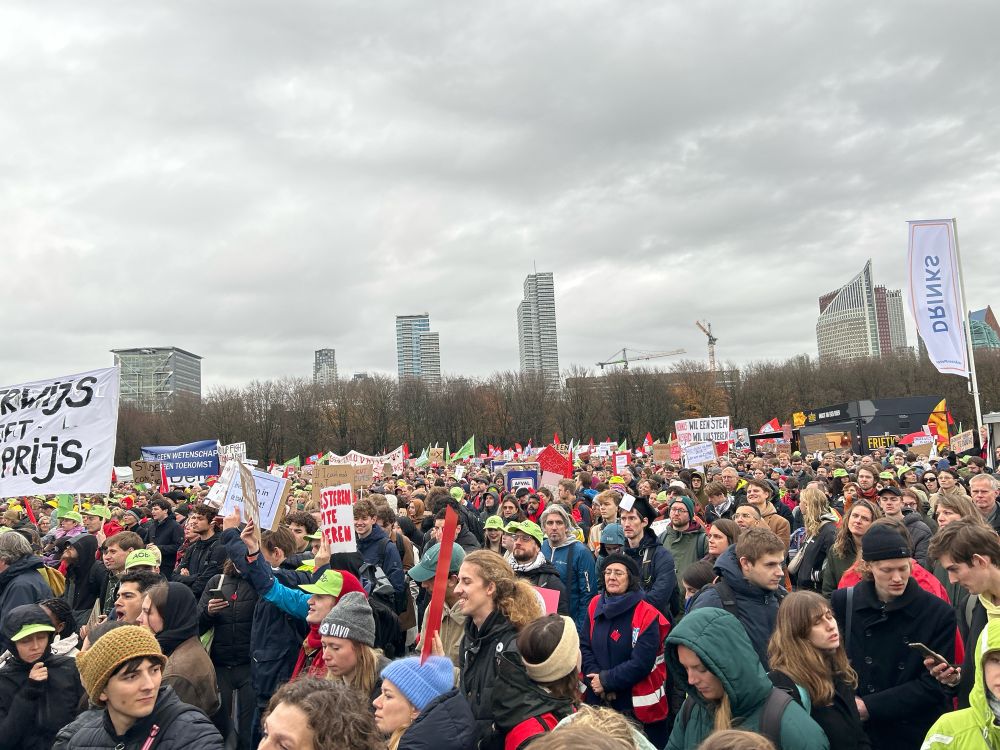 Picture of mass of people protesting against Dutch planned budget cuts in education 