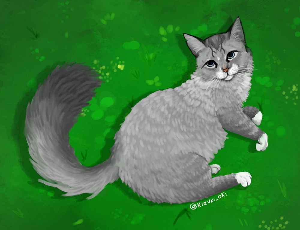 uma ilustraçao de um gato cinza, gordo e bem fofo chamado Lucky em um gramado