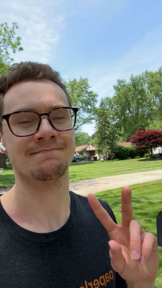 Me throwin up the ol ✌️ 