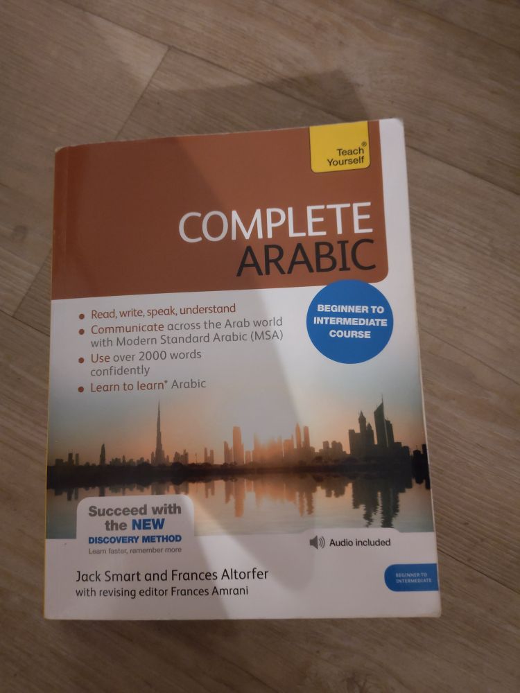 Ein Foto von einem Lehrbuch für Arabisch von der Reihe teach yourself "Complete Arabic. beginner to intermediate course. Read, write, speak, understand. Use over 2000 words confidently" 