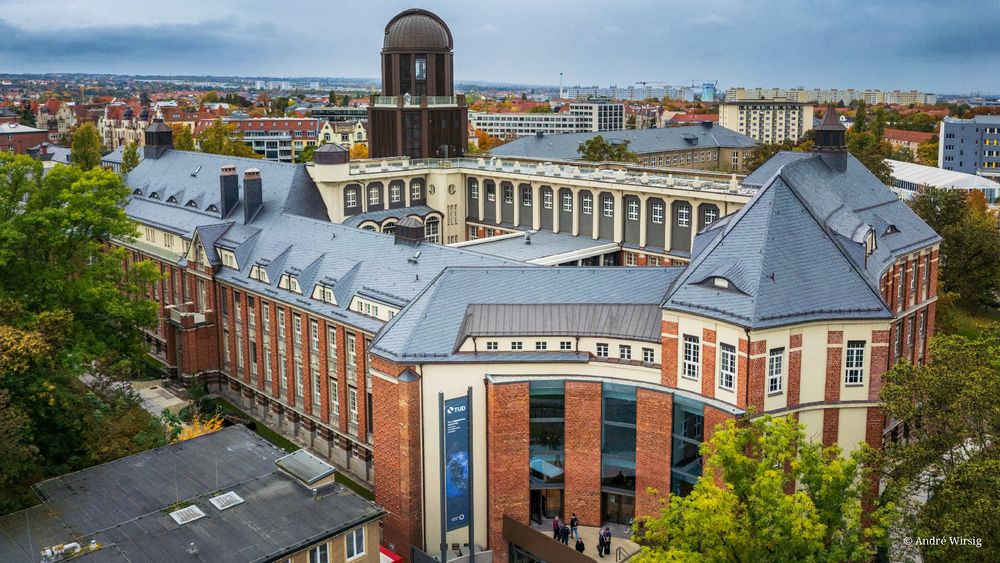 Luftaufnahme des Beyer-Baus, die unter anderem den markanten Turm des Gebäudes zeigt.