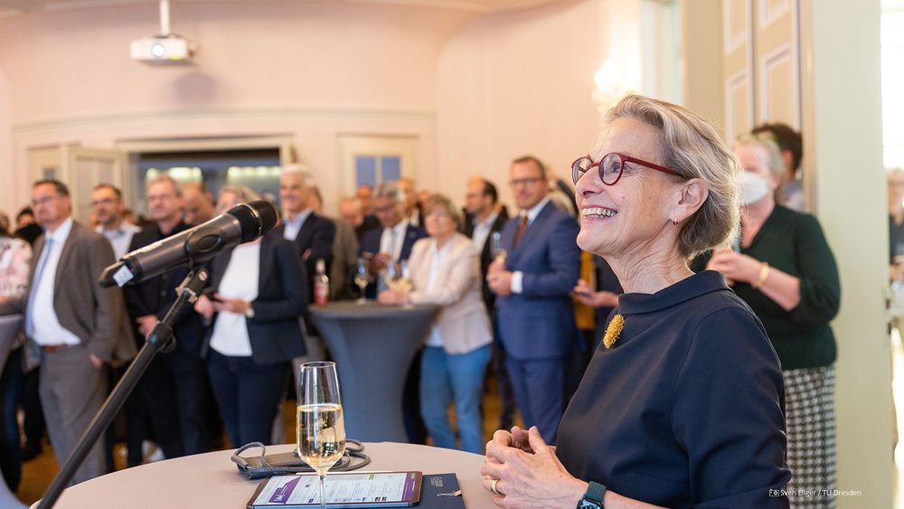 Picture of TUD's Rector Prof. Ursula Staudinger and cheering guests in the ballroom of the Rectorate Building.