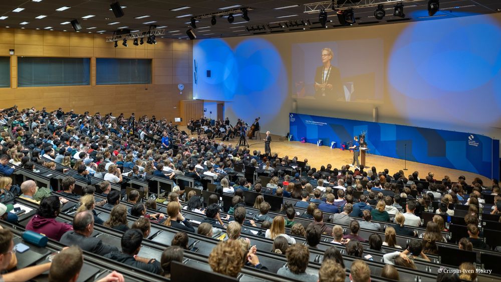 Foto: Das volle Audimax der TUD von oben. Rektorin Ursula Staudinger hält eine Rede.