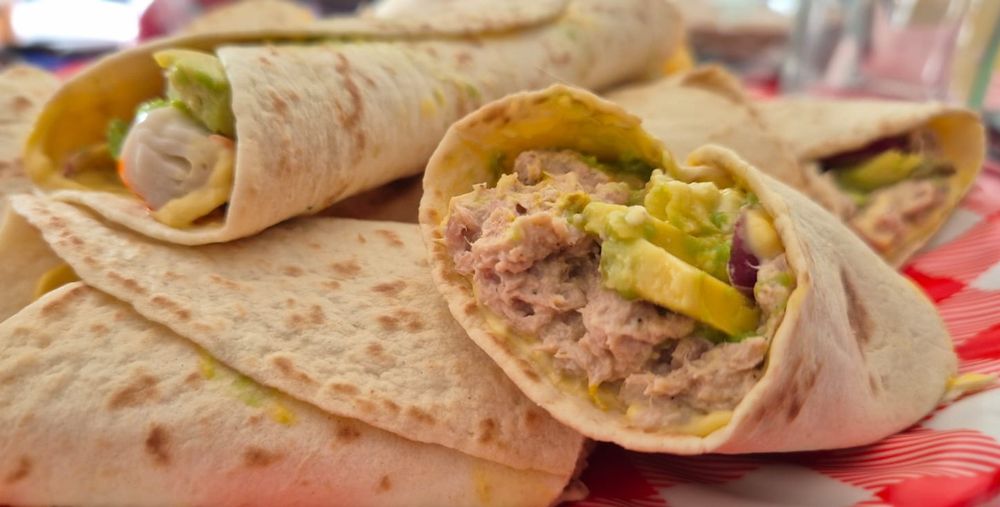 Déjeuner du dimanche, wraps thon crème avocat oignon rouge