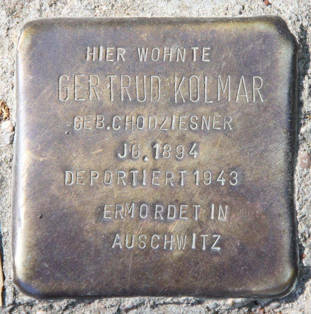 Stolperstein, fotografiert von OTFW für Wikipedia, verlegt vor der Münchener Straße 18a mit folgendem Text:
Hier wohnte
Gertrud Kolmar
geb. Chodziesner
Jg. 1894
Deportiert 1943
Ermordet in
Auschwitz