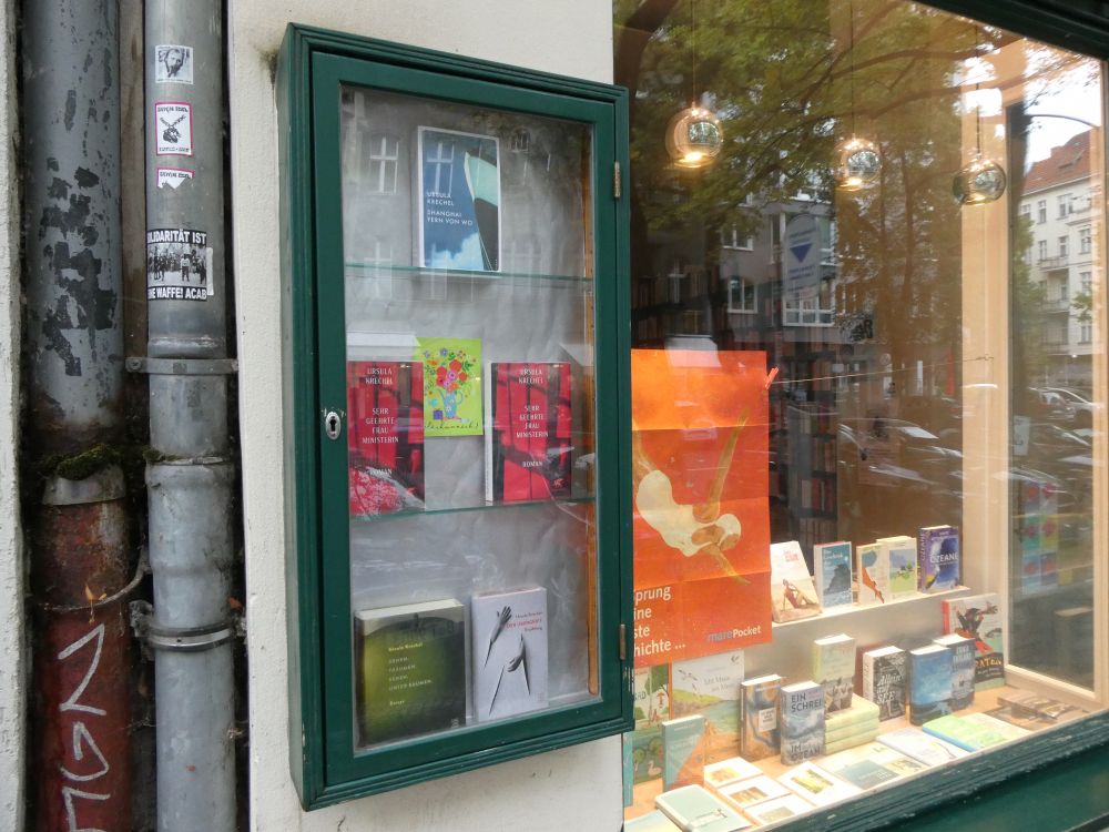 Schaukasten an Buchhandlung in der Güntzelstraße mit Büchern von Ursula Krechel und einer Glückwunschkarte.