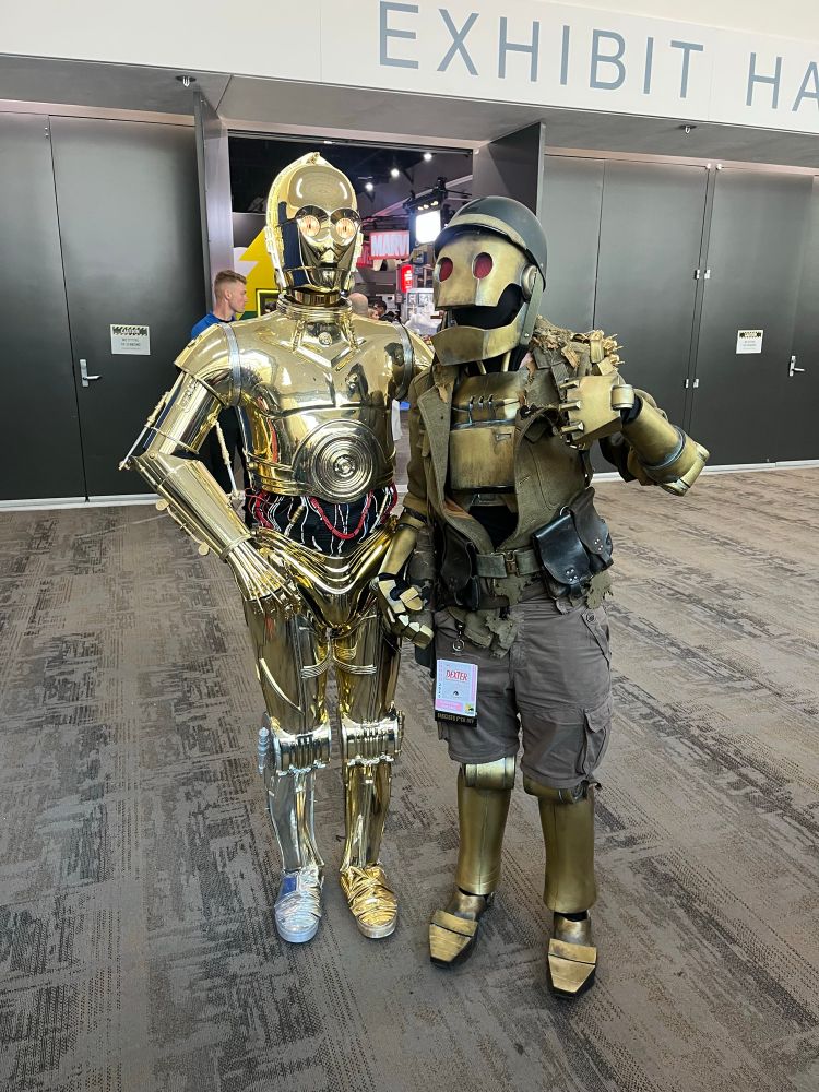 C-3po and GI Robot cosplays, a thumbs up