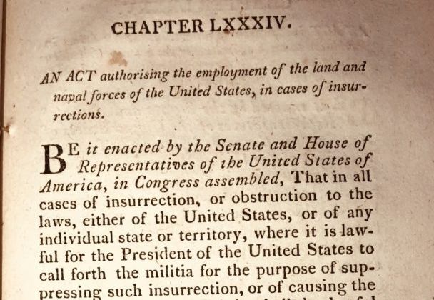 Photographie d'une page de l'insurrection act de 1807. Le titre indique :
CHAPTER LXXXIV. — AN ACT authorising the employment of the land and naval forces of the United States, in cases of insurrections.
Le paragraphe suivant commence par :
Be it enacted by the Senate and House of Representatives of the United States of America, in Congress assembled, That in all cases of insurrection, or obstruction to the laws...