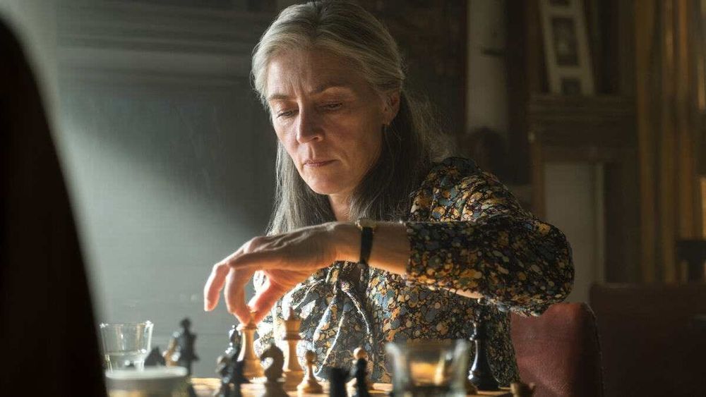 Saskia Reeves as Standish in "Slow Horses playing chess