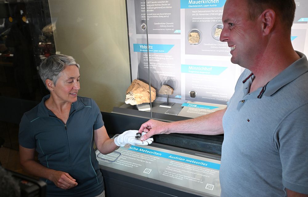 Dr. Andrea Patzer, Kuratorin der Meteoritensammlung, Mineralogisch-Petrographische Abteilung, NHM Wien und Finder Hr. Westermayr bei der Übergabe des neuen "Haag-Meteoriten" an das NHM Wien. (c) NHM Wien, Chloe Potter