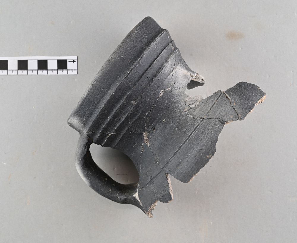 Keramikfragmente aus dem 15. Jahrhundert – ein Krug –
wohl aus der aufgegebenen Widmer Vorstadt, die bereits vor der Ersten Osmanischen Belagerung verlassen und durch das Glacis, also den freien Bereich vor der Stadtmauer – ersetzt wurde. (c) NHM Wien, Präparation 
