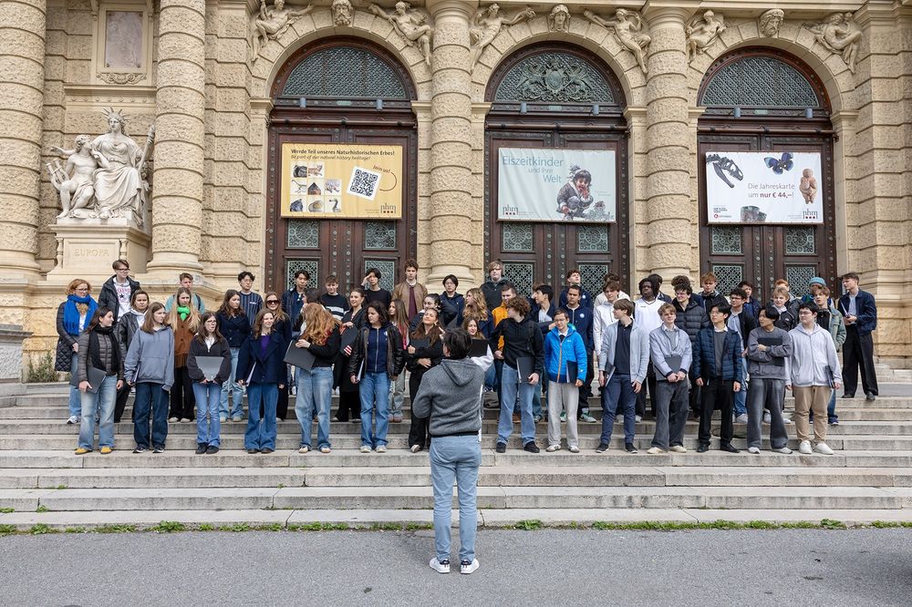 Ein musikalisches Zeichen für die Artenvielfalt

Als besonderes Highlight begleitete uns der Chorus Juventus des ORG Wiener Sängerknaben, um gemeinsam ein starkes Zeichen für den Schutz der Artenvielfalt zu setzen – mit Musik, die verbindet. (c) NHM Wien, Wilhelm Bauer