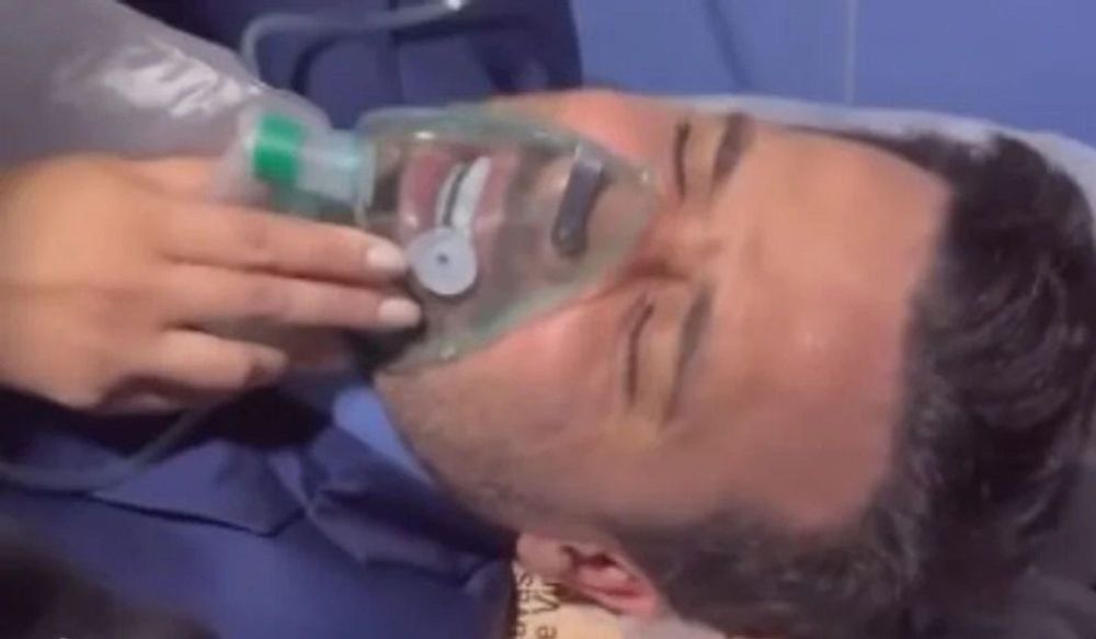 Pablo Marçal na ambulância após a cadeirada, parece que o infeliz tomou um tiro, a enfermeira coloca uma máscara de oxigênio verde em seu nariz e boca e ainda assim é possível ver o clareamento dental do candidato. sua expressão é de absoluto desespero.