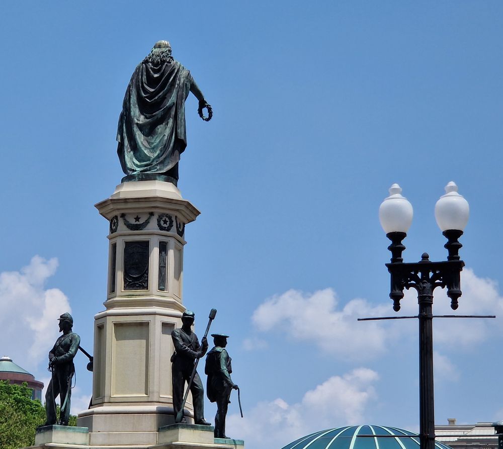 A statue but from the back, some smaller statues röntgen the big one.