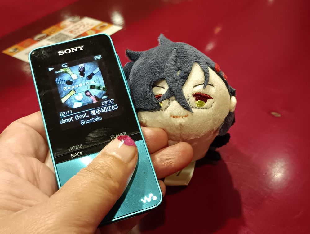 ゴーステラ新曲を流すウォークマンと近侍のもち