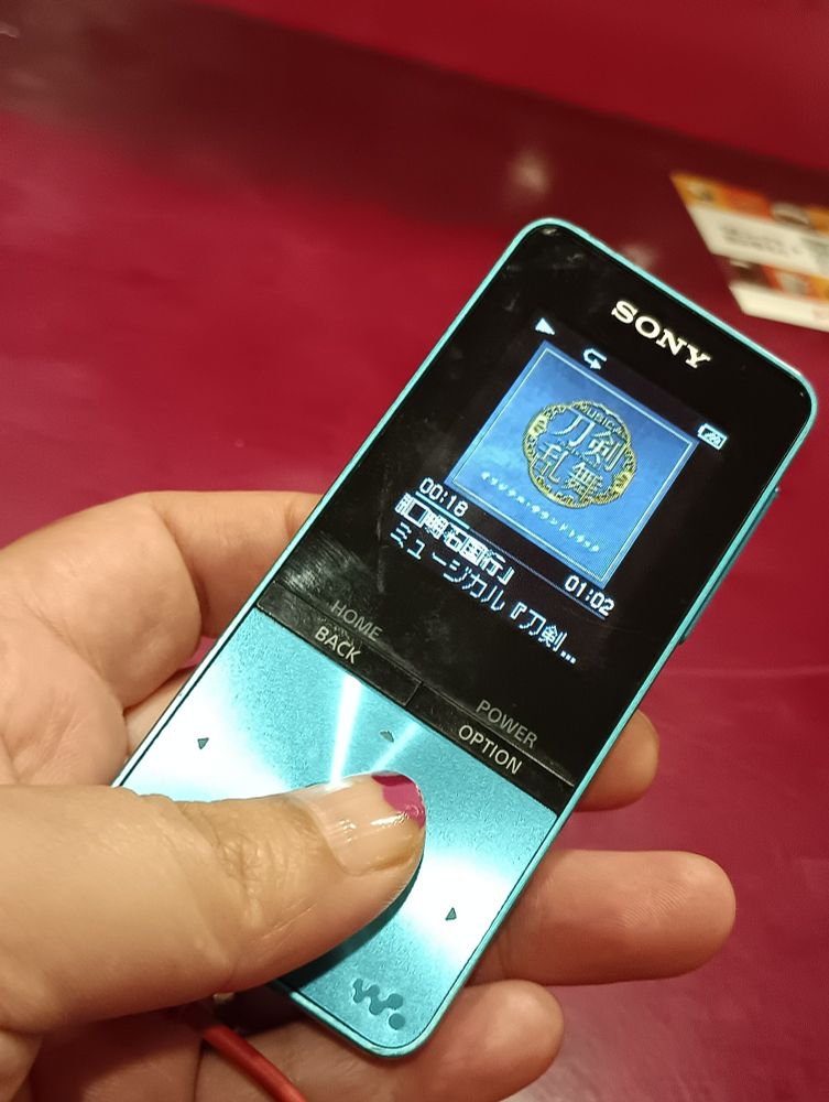 ミュージカル刀剣乱舞サントラ「戦闘　明石国行」を再生するウォークマン