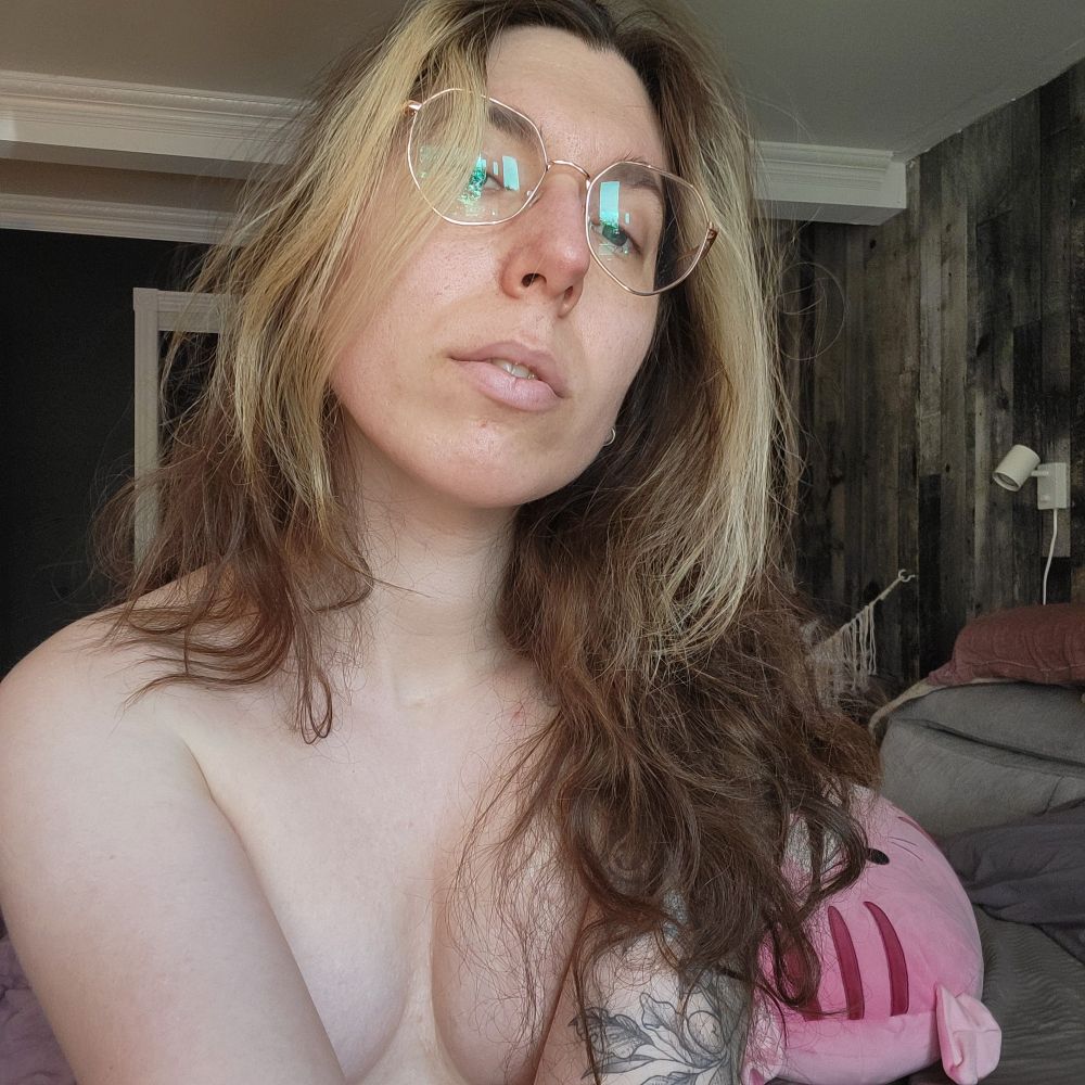 Dumb nude tattooed brunette sitting on her bed.

She is looking at you longily.

Her tiny tits are squished together.

There's a squished squishmaow behind her.
What could've happened?