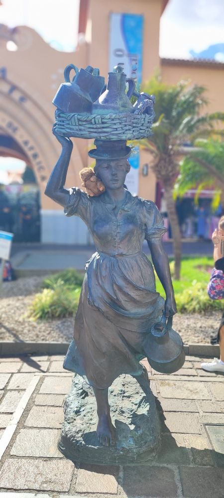 Marmota haciéndose amiga de una lechera