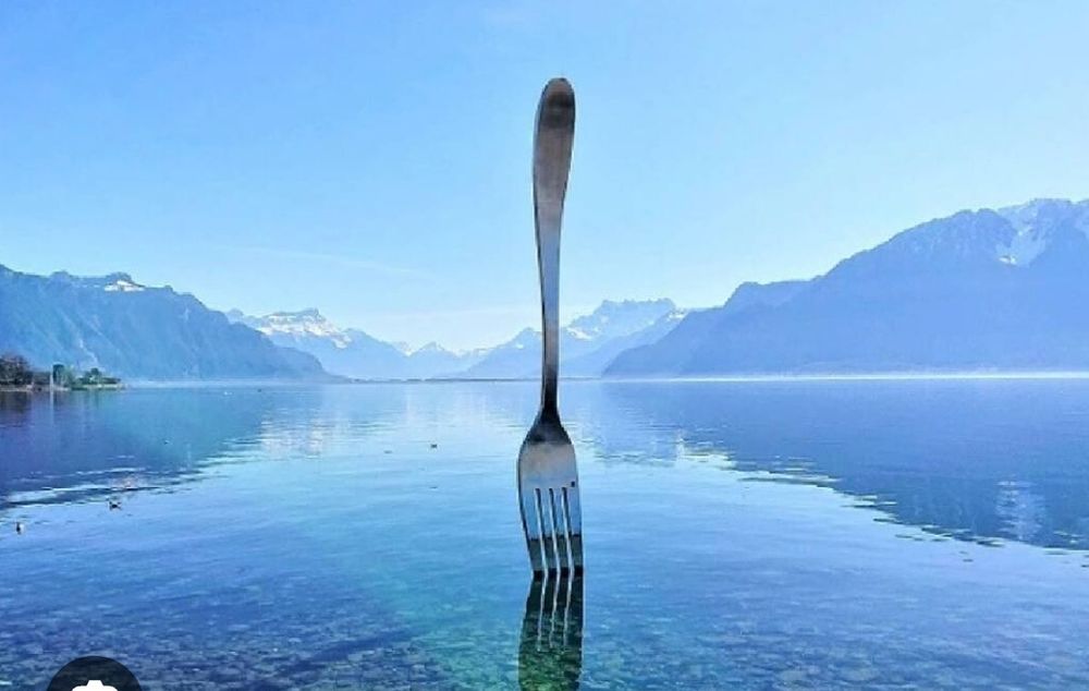 Tenedor gigante pinchado en un lago (Vevey, Suiza)