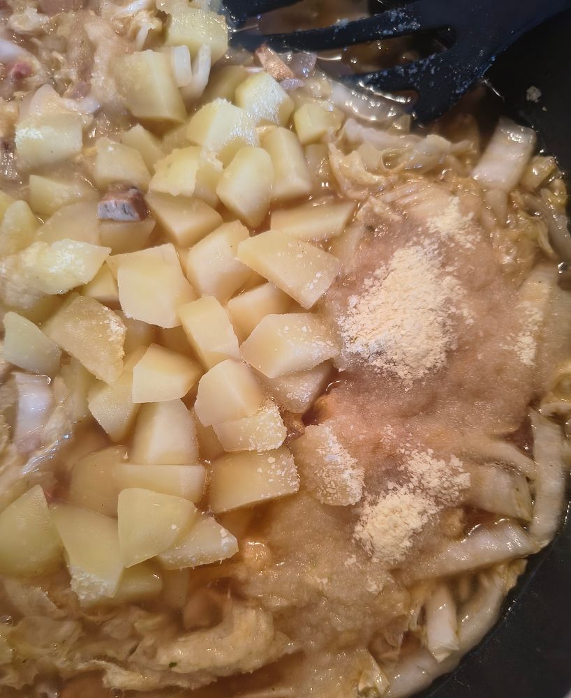 Blick in Pfanne: zum Chinakohl habe ich jetzt die gegarten Kartoffelwürfel hinzugegeben und fange an, langsam das Püreepulver hinzuzufügen