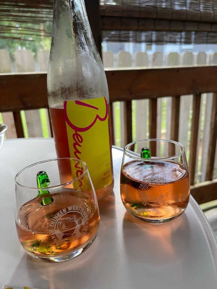 Bottle of rosé with two wine beakers with the logo “Kenner trinken Württemberger” on them