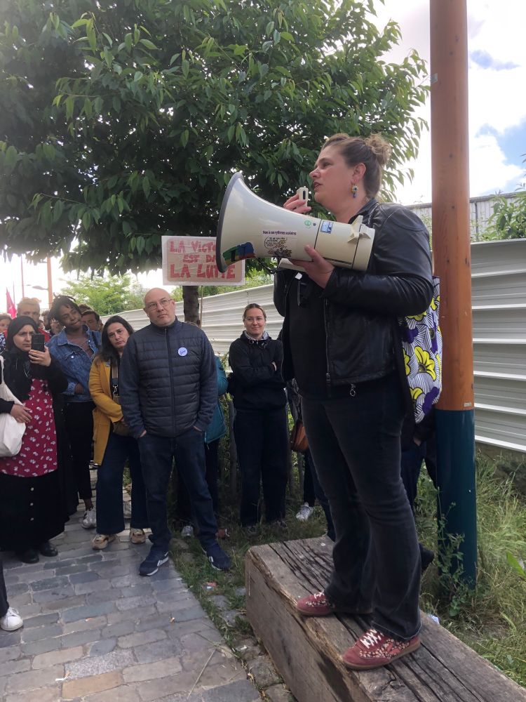 Prise de parole devant le collège Jean Lolive