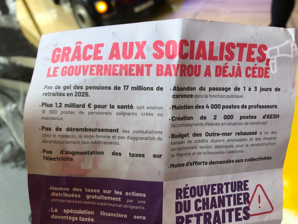 Tract du PS, gros titre « grâce aux socialistes le gouvernement Bayrou a déjà cédé »