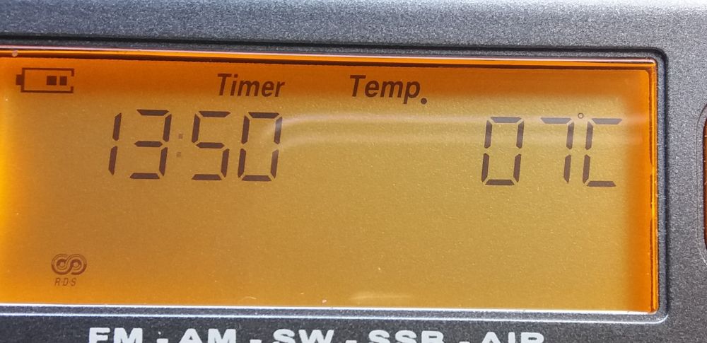 Foto do visor do meu rádio mostrando a temperatura de 7ºC e o horário de 13:50