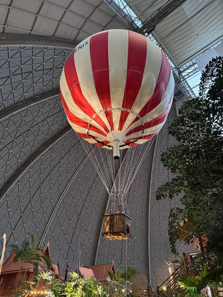 Balloon inside the Aerium hangar near Berlin (now Tropical Islands Resort water park), the 4th largest building in the world by volume. The top 3 (so you don’t have to look it up) are Boeing’s Everett Factory, Tesla’s Gigafactory in Austin and Airbus’ A380 Assembly hall in Toulouse.
