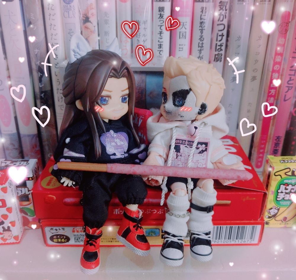 jay and darby dolls sitting in pocky boxes, sharing a pocky.