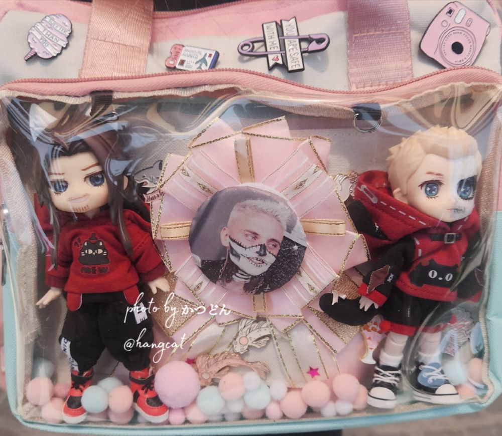 カスタムOB11ドールを痛バッグに入れている。