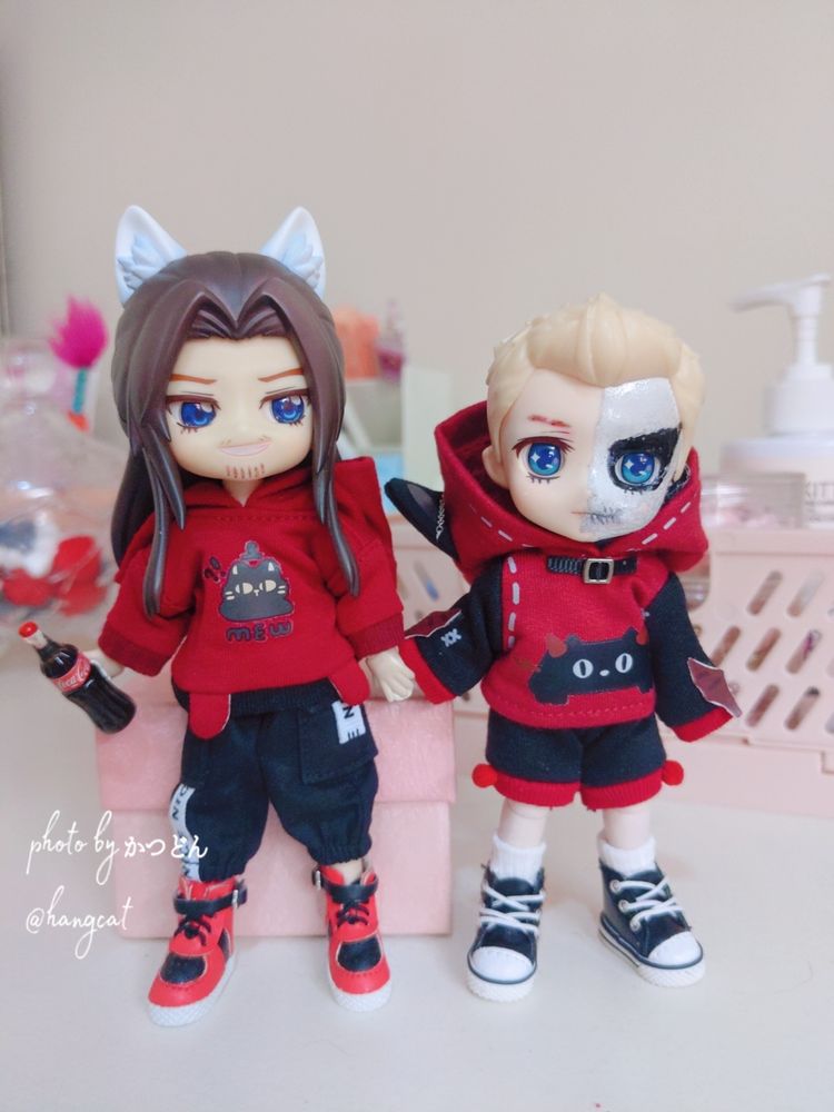 ジェイとダービー風のカスタムOB11ドール。おそろいの赤いネコ服を着ている。