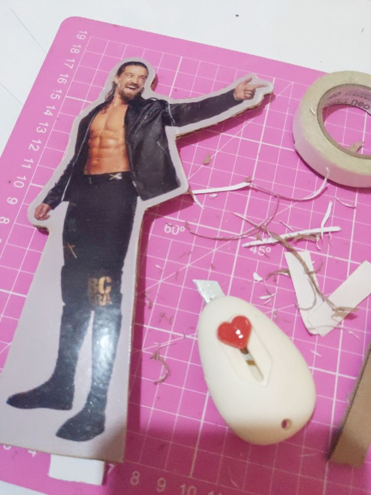 ピンクのマットにミニカードブレードとハート付きカッターがある。