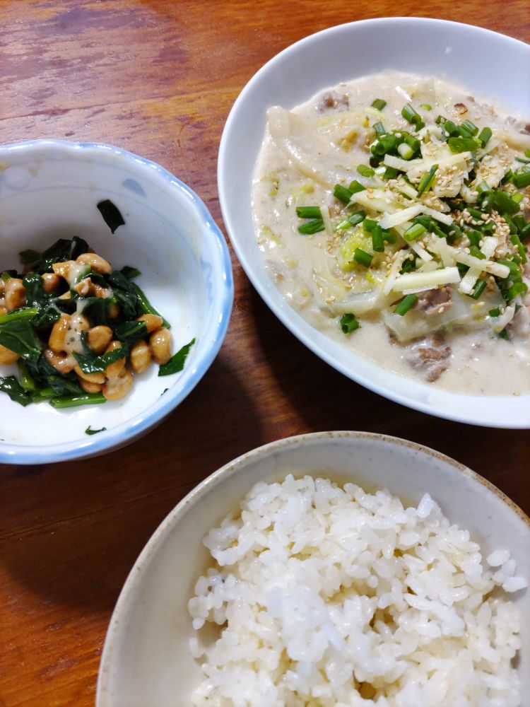 白菜シチュー、ほうれん草と納豆の和え物、ご飯（分づき米）