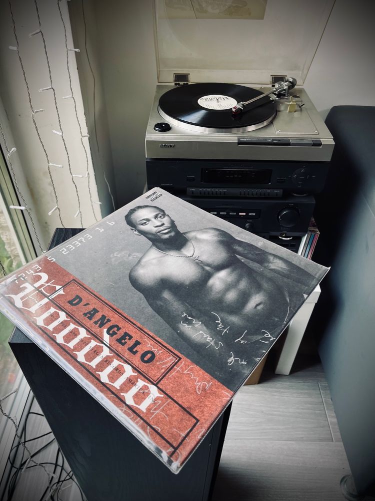 Cover of D'Angelo's Voodoo record (2LP) and one of its 2 vinyl discs on a Sony record player.