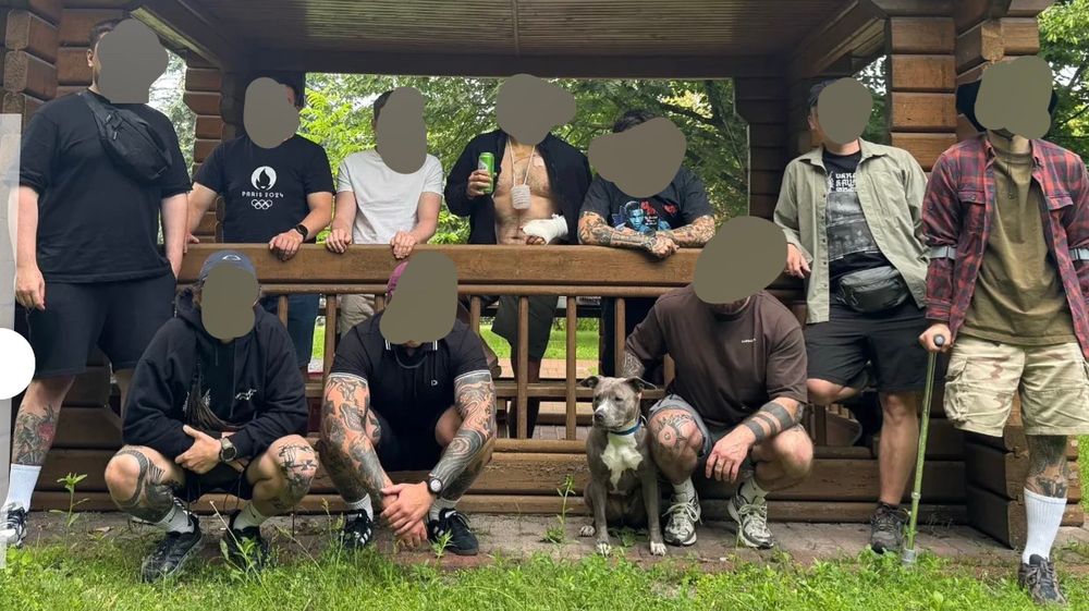 8 ukrainische Linke machen ein Foto. Sie sehen subkulturell aus. Einer trägt einen Gips und äußere Metallschienen, einem anderen fehlt ein Bein.