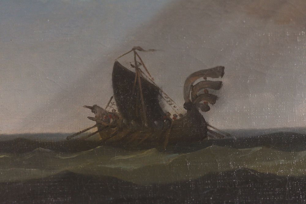 Un petit bateau à voile vogue sur une mer incertaine. A small sailboat sails on an uncertain sea.