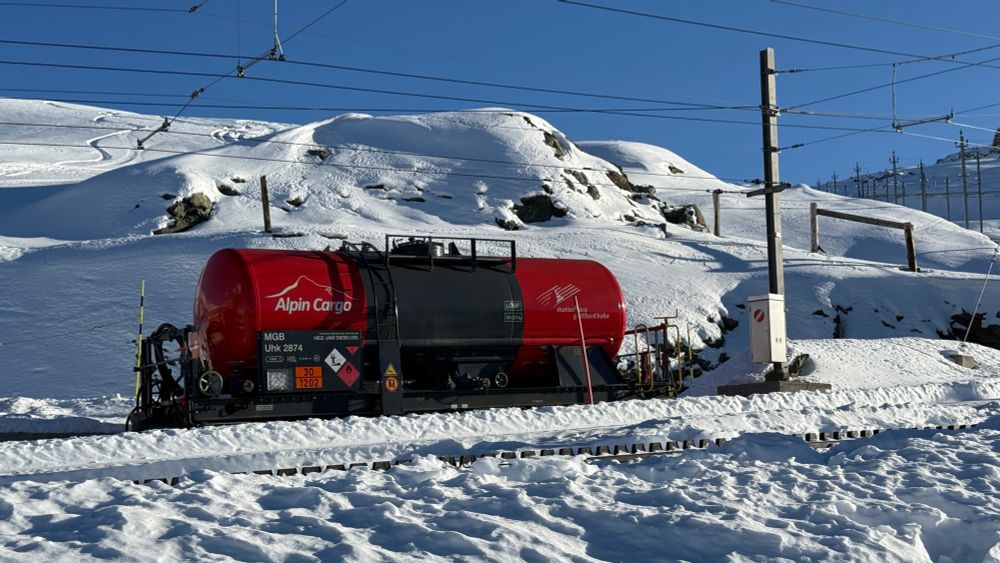 Güterverkehr auf der Riffelalp oberhalb Zermatt. 