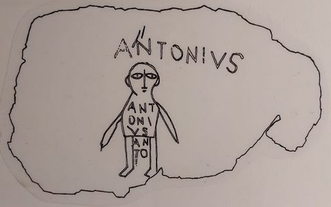 Una maledicció romana: una làmina de plom amb un dibuix senzill d'un home; a sobre hi diu ANTONIVS, a dins de la figura hi diu ANTONIVS, i a sota hi diu ANTO