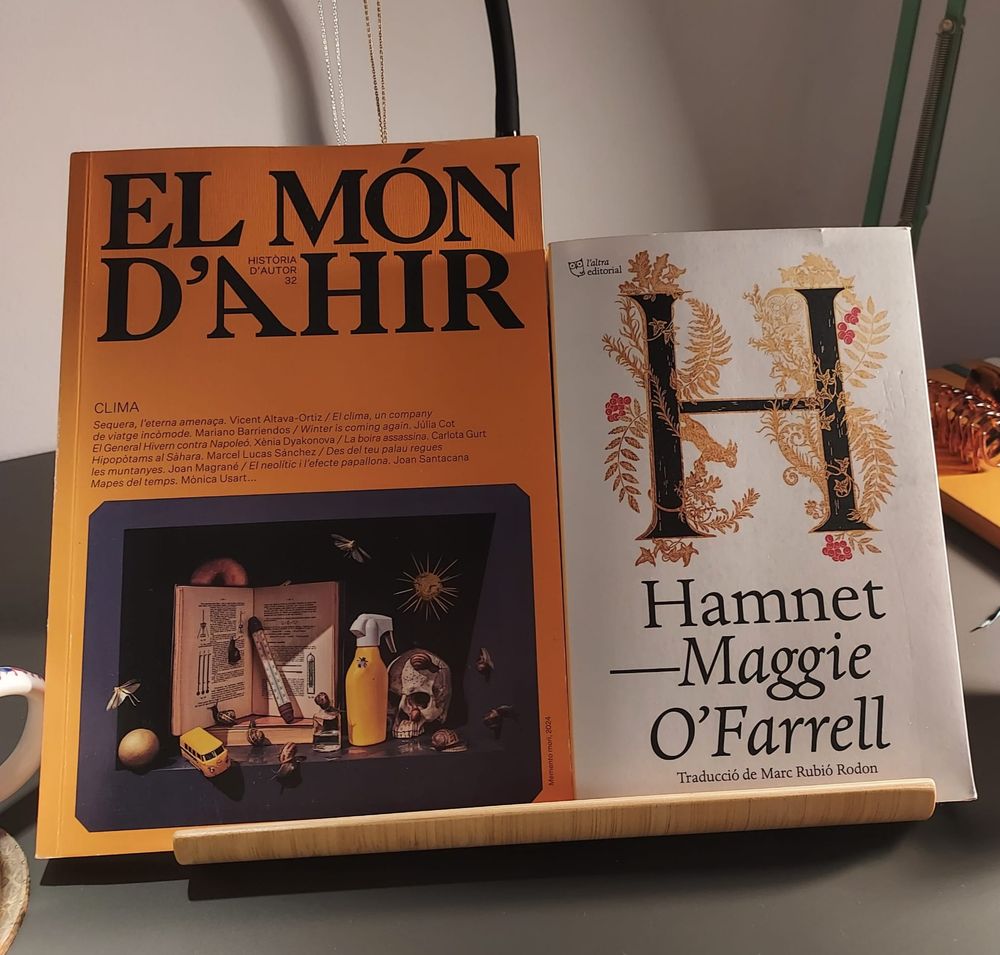 Les portades de la revista El món d'ahir (número 32) i el llibre Hamnet, de Maggie O'Farrell
