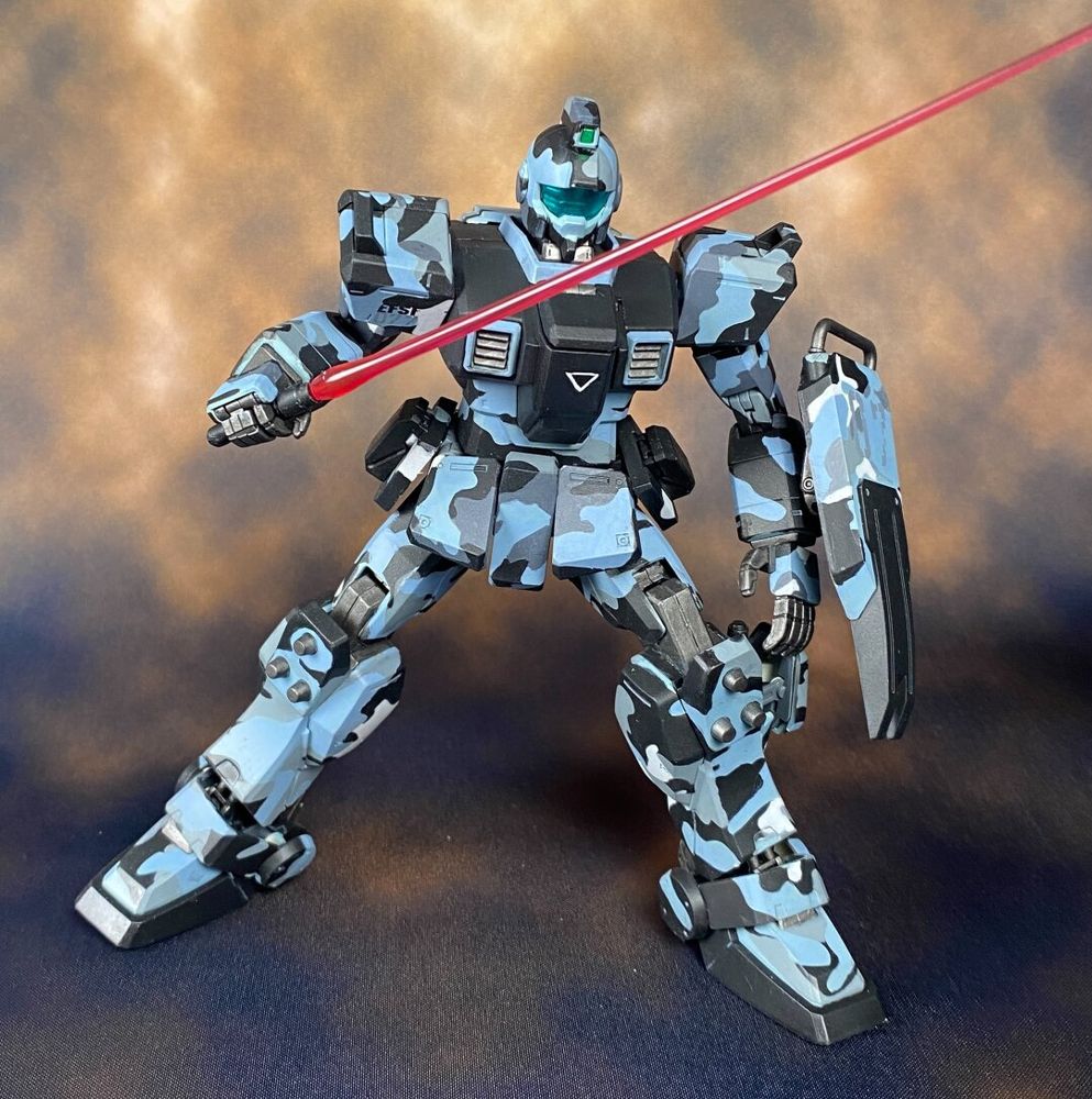 Model of a GM Ground Type in urban camouflage wielding a beam saber.