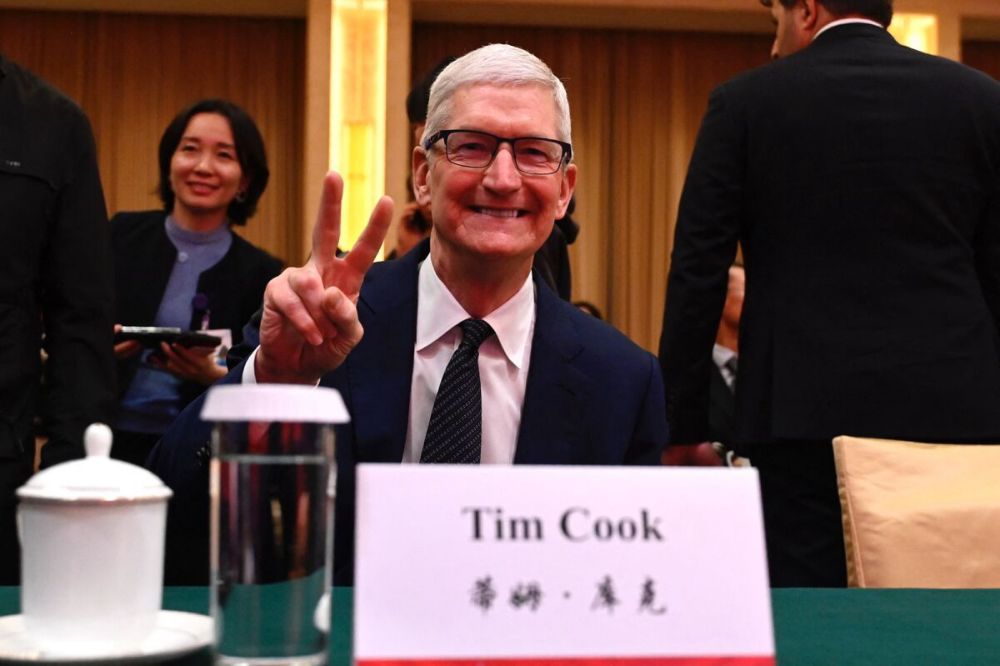 Tim Cook’s Love for China Helps Xi Fight Fears of Economic Slump